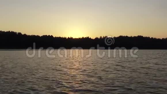 在博格丹诺夫斯基湖上休息视频的预览图