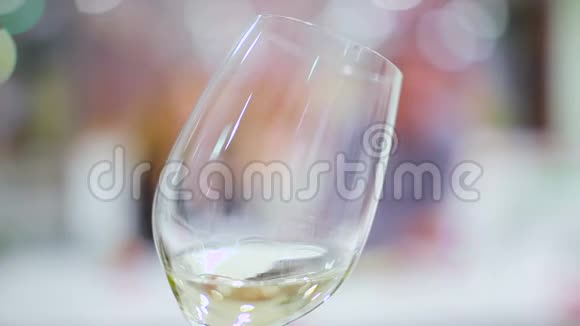 加白葡萄酒的杯子视频的预览图