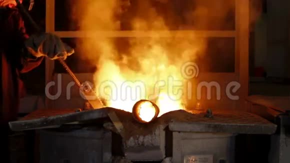 控制熔炉炼铁的工人视频的预览图