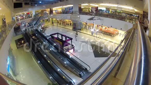 购物中心商场里的人视频的预览图