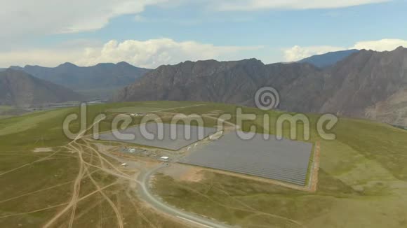 空中沙漠景观大型工业太阳能农场生产集中太阳能围绕着山和视频的预览图