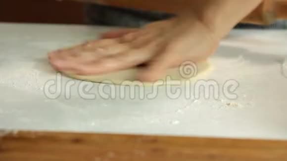 女人在厨房里煮玉米饼视频的预览图