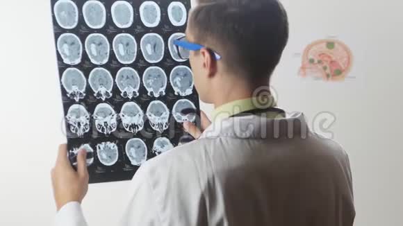 一位神经外科医生看了一张脑部核磁共振成像快照视频的预览图