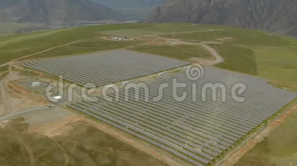 空中沙漠景观大型工业太阳能农场生产集中太阳能围绕着山和视频的预览图