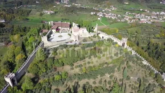 意大利维琴察马斯蒂亚山顶城堡的无人机鸟瞰图视频的预览图