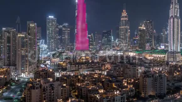 迪拜市中心的天际线夜幕降临从迪拜的顶部可以看到哈利法塔和其他塔的全景视频的预览图