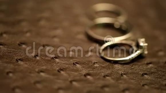 订婚戒指浪漫婚礼视频的预览图