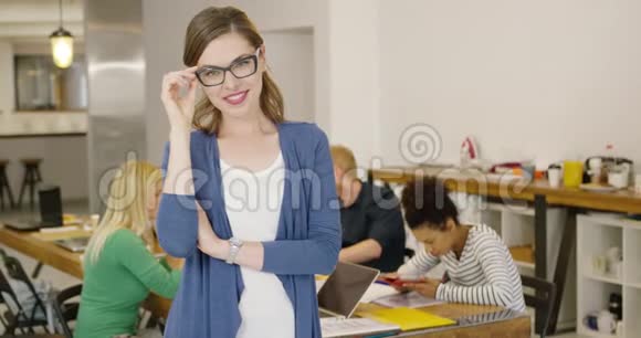 自信的女人在现代办公室摆姿势视频的预览图