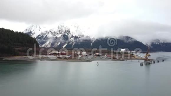 阿拉斯加的老工业区和船厂视频的预览图