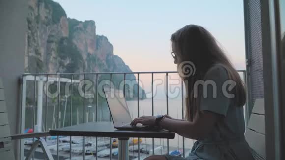 在笔记本电脑上工作的女人视频的预览图