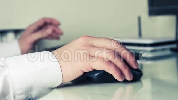 商业人士在电脑键盘上打字科技商业概念视频的预览图