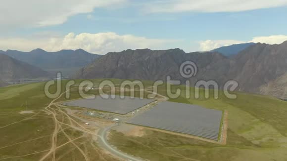 空中沙漠景观大型工业太阳能农场生产集中太阳能围绕着山和视频的预览图