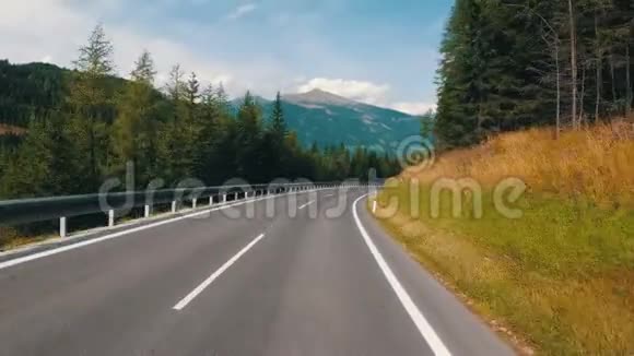 摩托车手骑在奥地利美丽的风景山路上第一人称观点视频的预览图