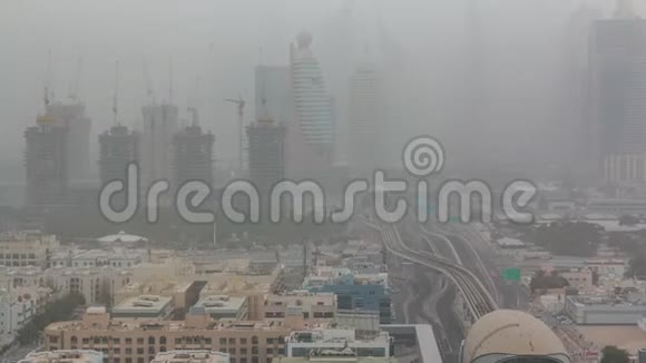 在沙尘暴时间流逝期间迪拜城市景观视频的预览图