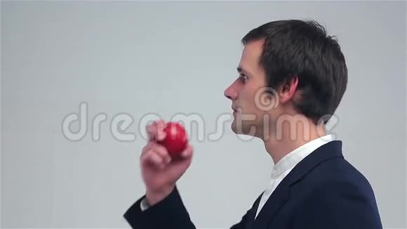 吃苹果的年轻人视频的预览图