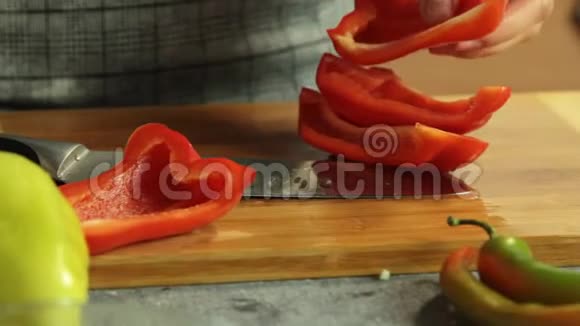 女人在厨房里切红辣椒煮红薯玉米饼视频的预览图