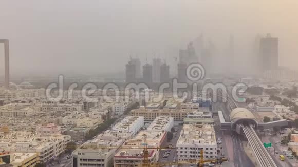 在沙尘暴时间流逝期间迪拜城市景观视频的预览图