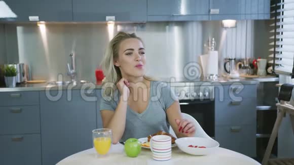 女人早餐喝橙汁视频的预览图