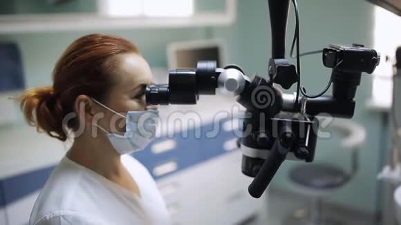 女性牙医用牙科工具显微镜镜子和探针治疗病人牙齿在牙科诊所办公室医药视频的预览图