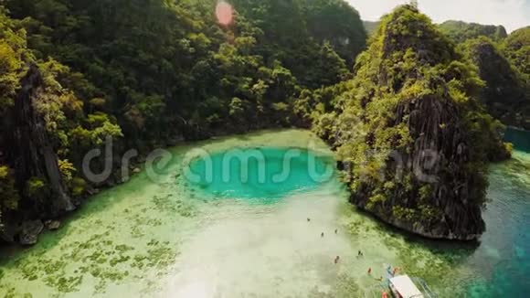 科罗恩巴拉望菲律宾鸟瞰美丽的双子泻湖和石灰石悬崖菲什耶景色视频的预览图