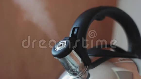 在炉子上模拟吹口哨的水壶视频的预览图
