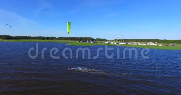 自由式风筝冲浪极限运动鸟瞰图视频的预览图