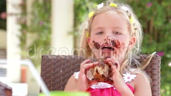 吃巧克力蛋糕的女孩视频的预览图
