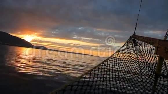 前往爱琴海的船只日落的壮观景色视频的预览图