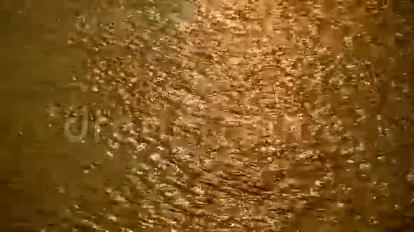 金色的阳光映照在江流上视频的预览图