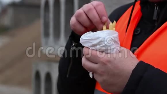 工人吃炸薯条视频的预览图
