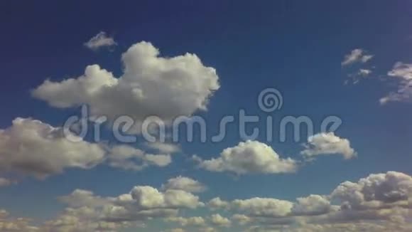 美丽的云彩飘过蓝天时间流逝视频的预览图