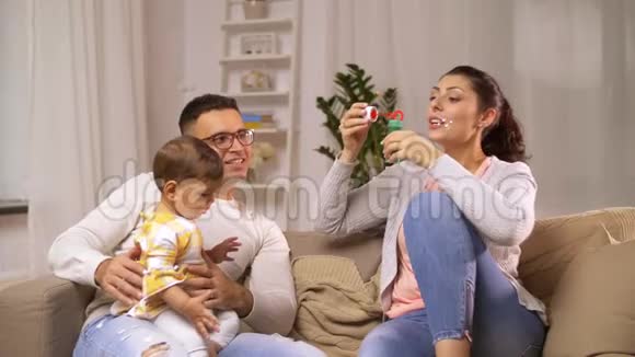 有宝宝和肥皂泡的幸福家庭视频的预览图