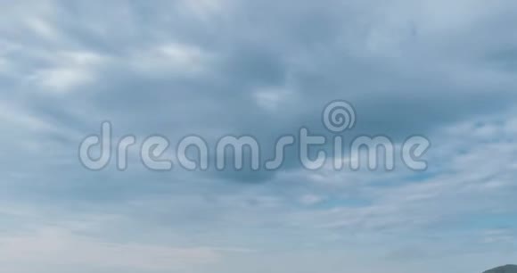 时光流逝白天的云彩越过美丽的菲菲岛湾景观与船安达曼海泻湖视频的预览图