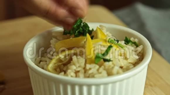 女人的食物造型用米饭和黄瓜煮三文鱼视频的预览图