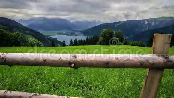 奥地利山脉湖泊和风暴云的滑动时间视频的预览图