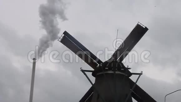 风车和吸烟工厂烟囱视频的预览图