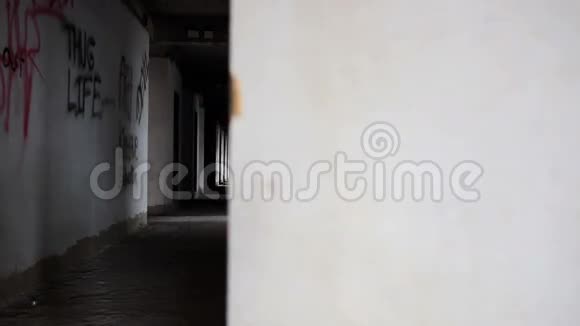 恐怖电影现场废弃的走廊由摄像机杜莉与跟踪镜头高清可以使用任何背景视频的预览图