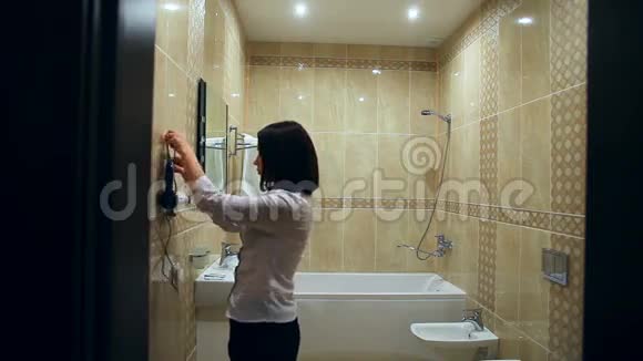 女佣做清洁浴室毛巾视频的预览图