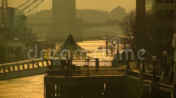 清晨在泰晤士河畔塔桥的背景视频的预览图