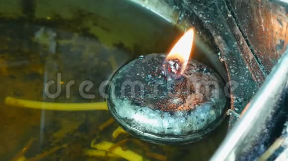 在特殊的房子里有永恒的火的圆形铁烛佛教以火的形式献给神视频的预览图
