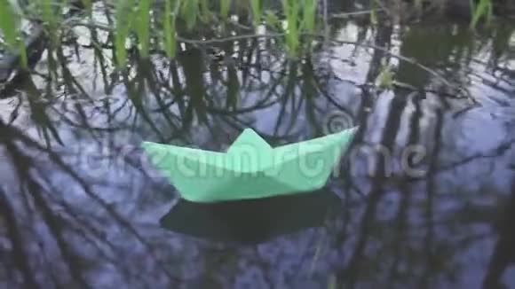 蓝色纸帆船在水上航行河流视频的预览图