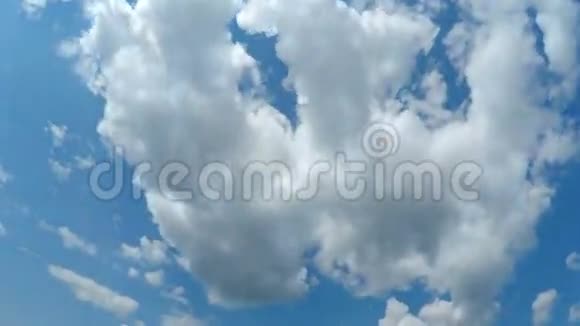 蓝天上空白色的绒毛云视频的预览图