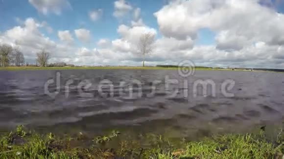 泉湖景观及云动时移4K视频的预览图
