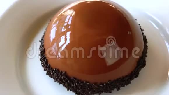 带有巧克力釉的法式糕点视频的预览图
