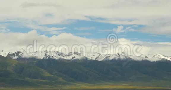 4k乌云团团滚过西藏雪山视频的预览图