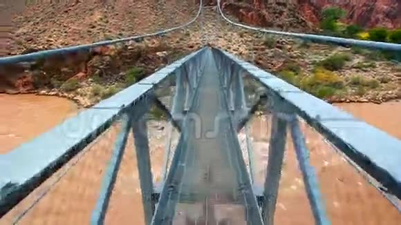 走科罗拉多河大桥视频的预览图