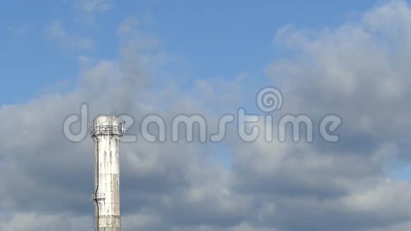 白色管道工厂关闭烟雾黑蓝的天空视频的预览图