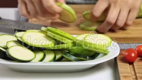 用蔬菜配方切菜为鳄梨酱视频的预览图
