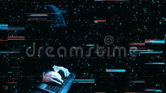 在笔记本电脑键盘上打字时没有脸的程序员视频的预览图