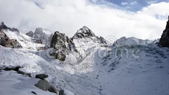 全景观冬山吉尔吉斯斯坦阿拉亚查视频的预览图